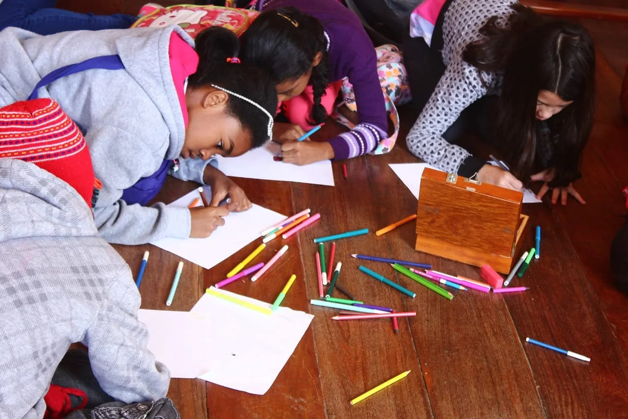 MAV · exposición y actividad con niños de la red municipal — fotografía de archivo 02.