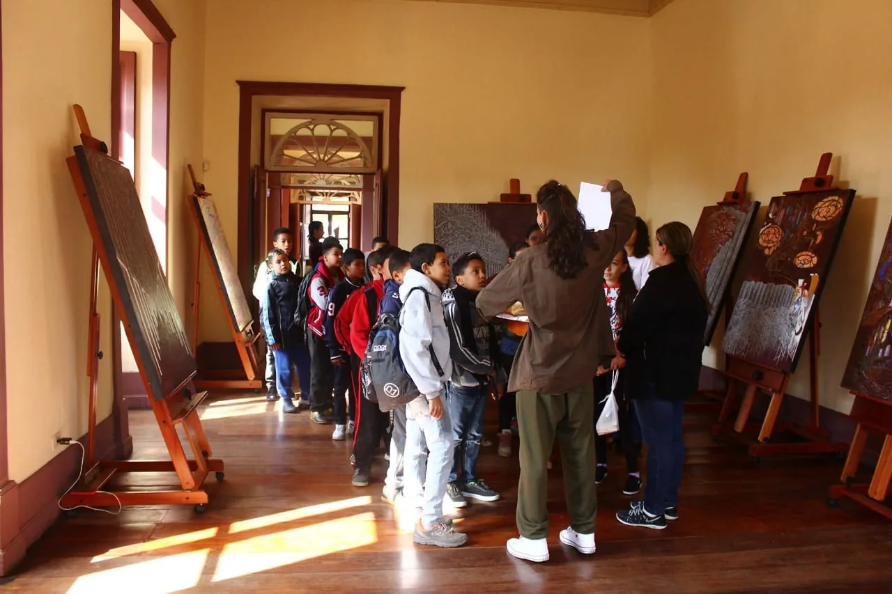 MAV · exposición y actividad con niños de la red municipal — fotografía de archivo 03.