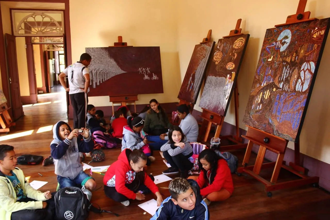 MAV · exposición y actividad con niños de la red municipal — fotografía de archivo 12.
